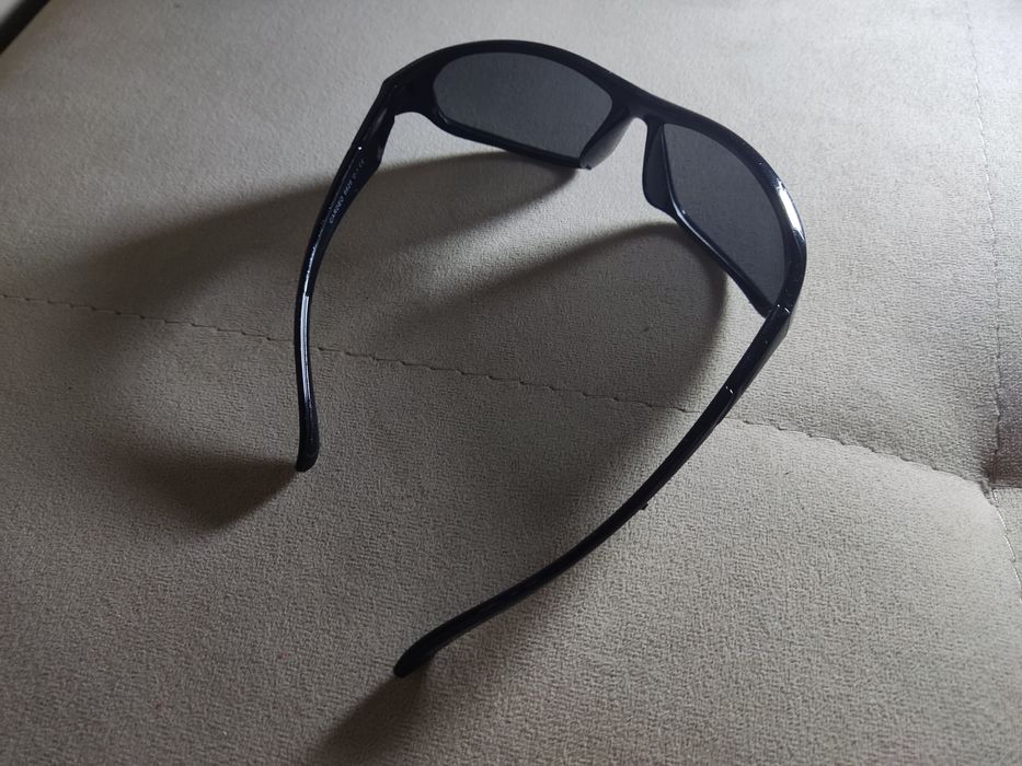 Фірмові сонцезахисні окуляри.