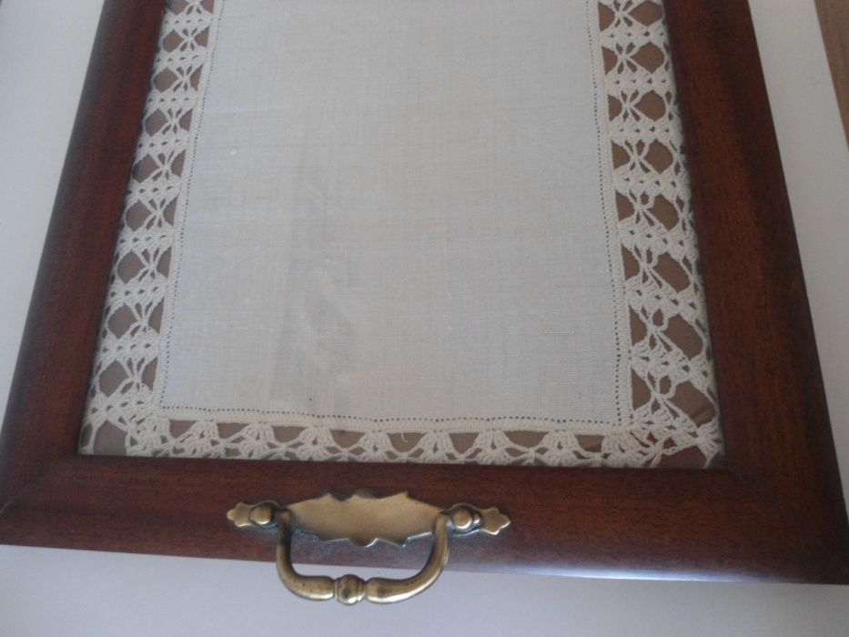 Tabuleiro em madeira e vidro com 67x35