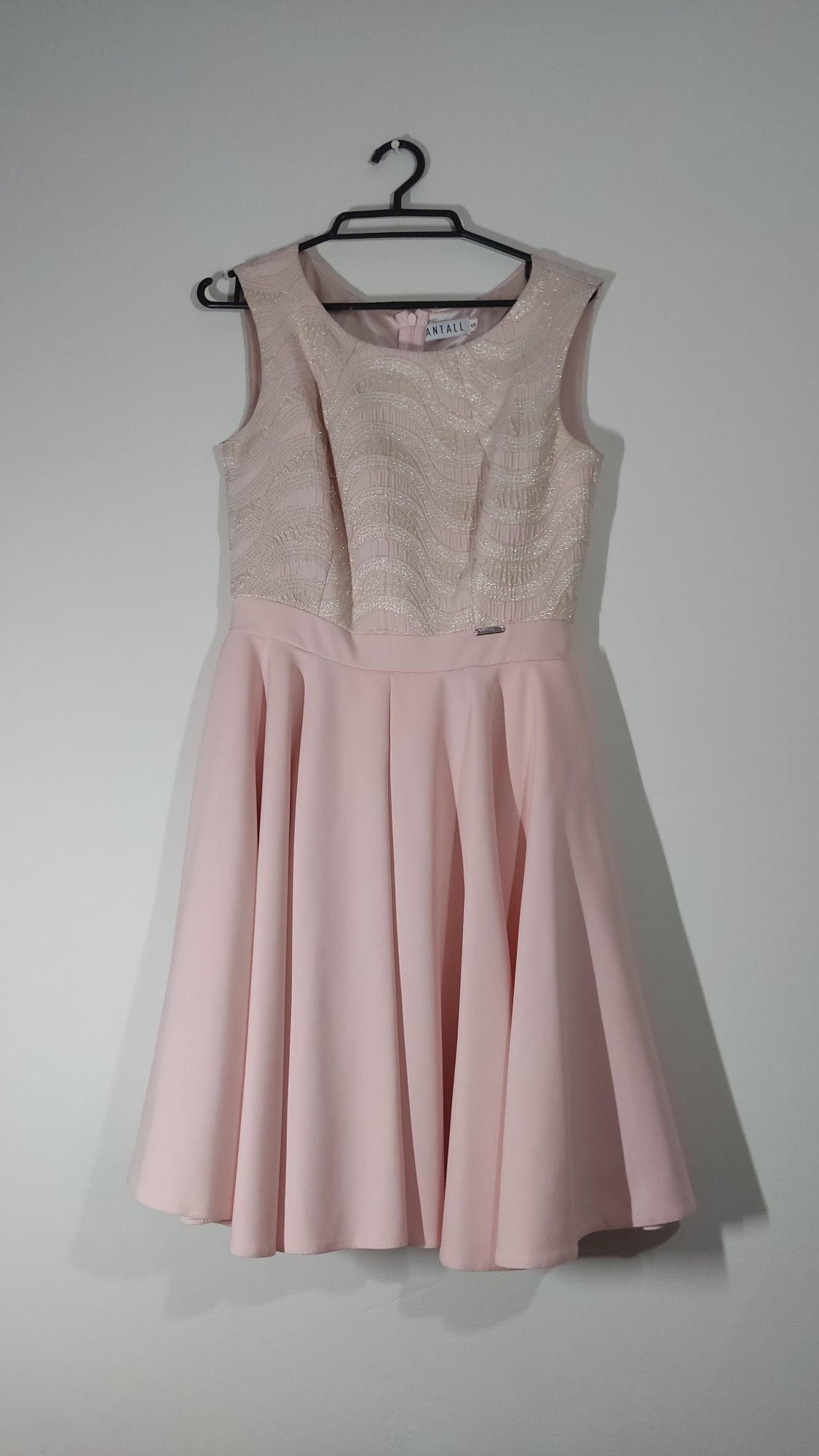 Różowa sukienka z ukrytymi kieszonkami