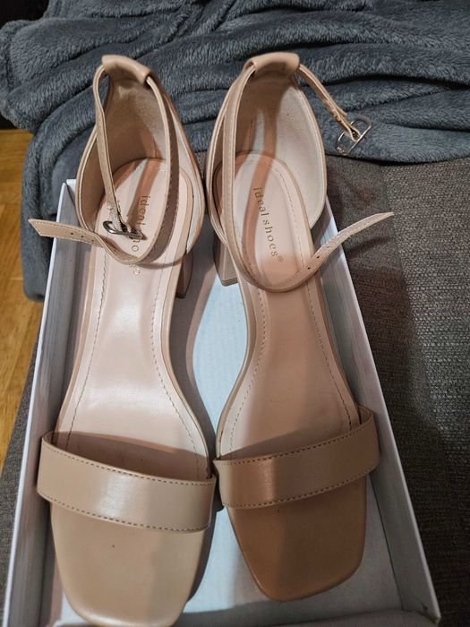 Modne sandaly nude ,na niskim obcasie typu klocek, stan idealny,