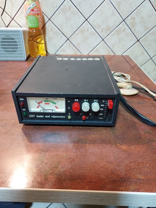 Przyrząd do reaktywacji kineskopów CRT