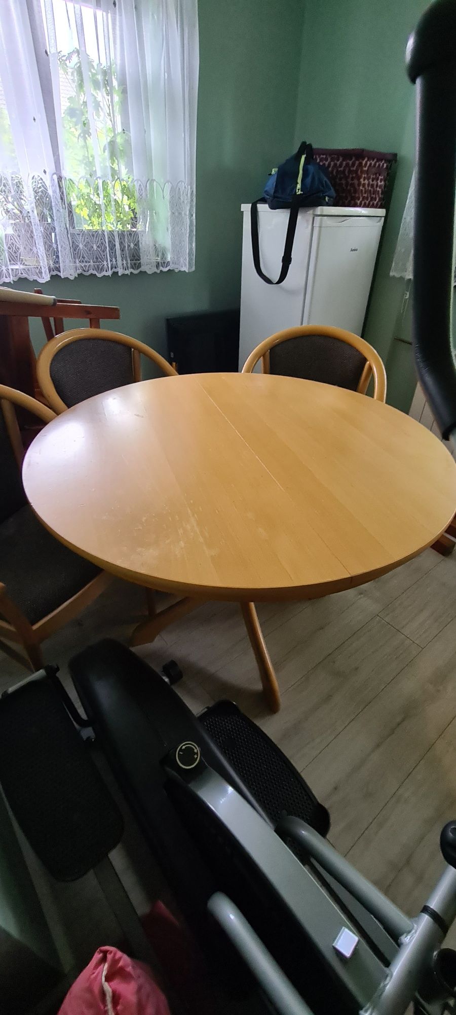 Stół wraz z 4 krzesłami