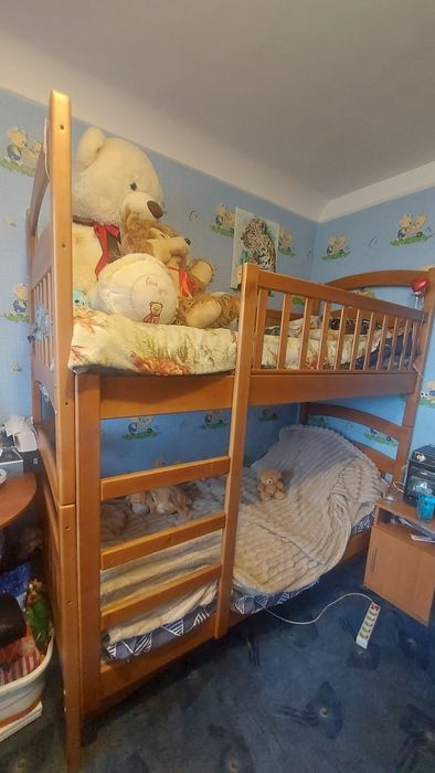 Двухъярусне дерев'яне ліжко