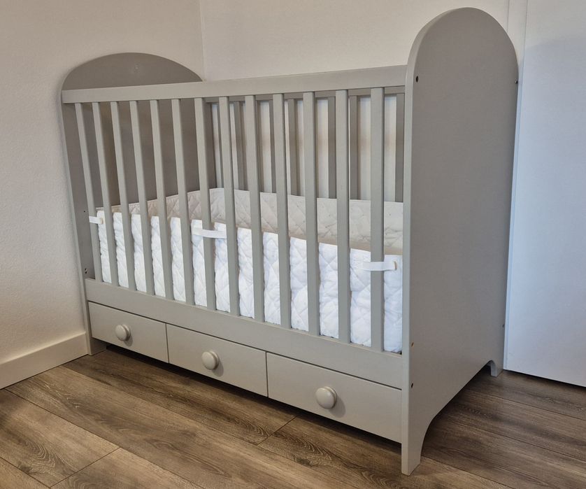 Łóżeczko dziecięce szare gonatt z szufladami, materacem, ochraniaczem