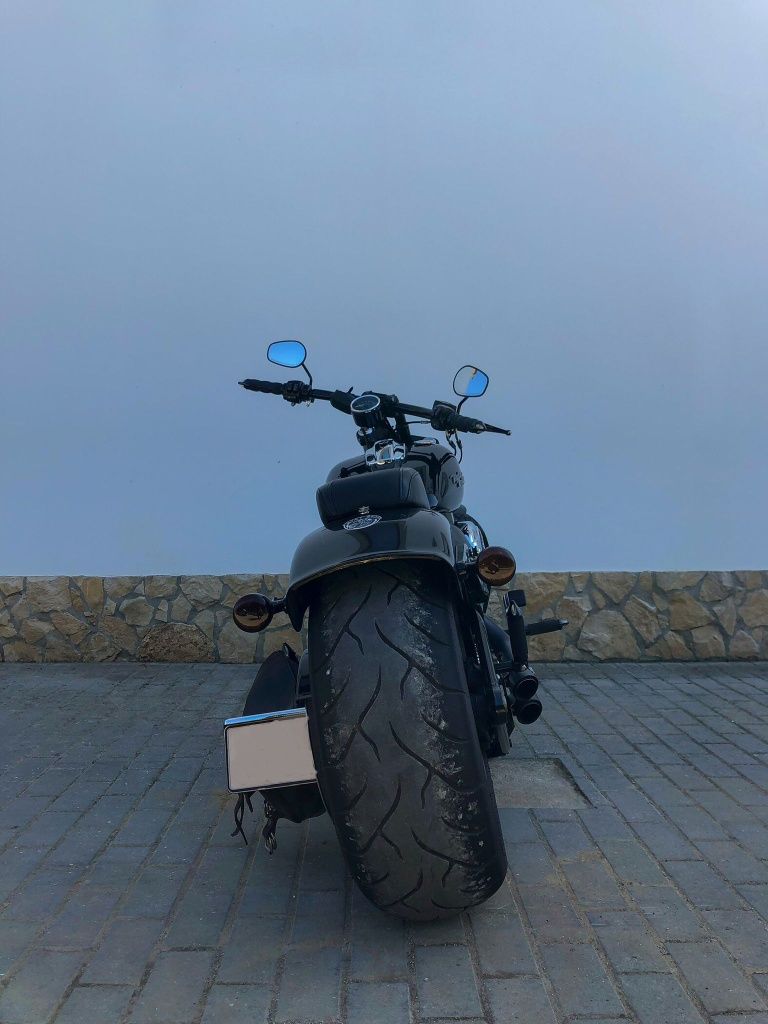 Harley-Davidson Breakout 
45000 km
Vai com escape e material todo