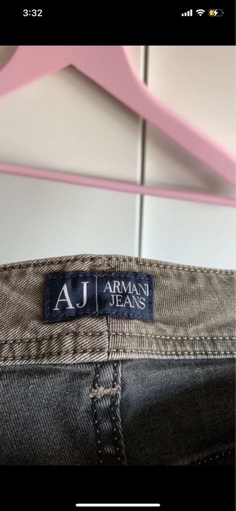 calças cinzentas da marca Armani Jeans