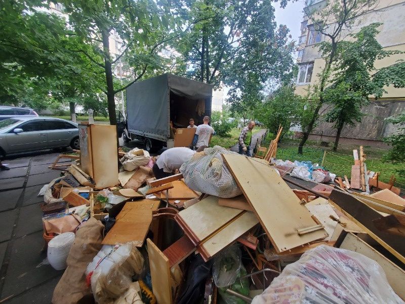 Вывоз мусора на свалку. Вывоз старой мебели техники мешков на мусор