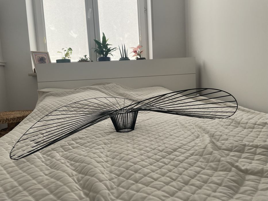 Czarna lampa w stylu vertigo