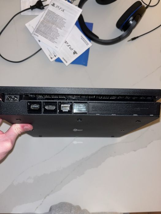 PlayStation 4 (PS4) 1TB + 2 controllers + accessories – Very good condition64171755163267122