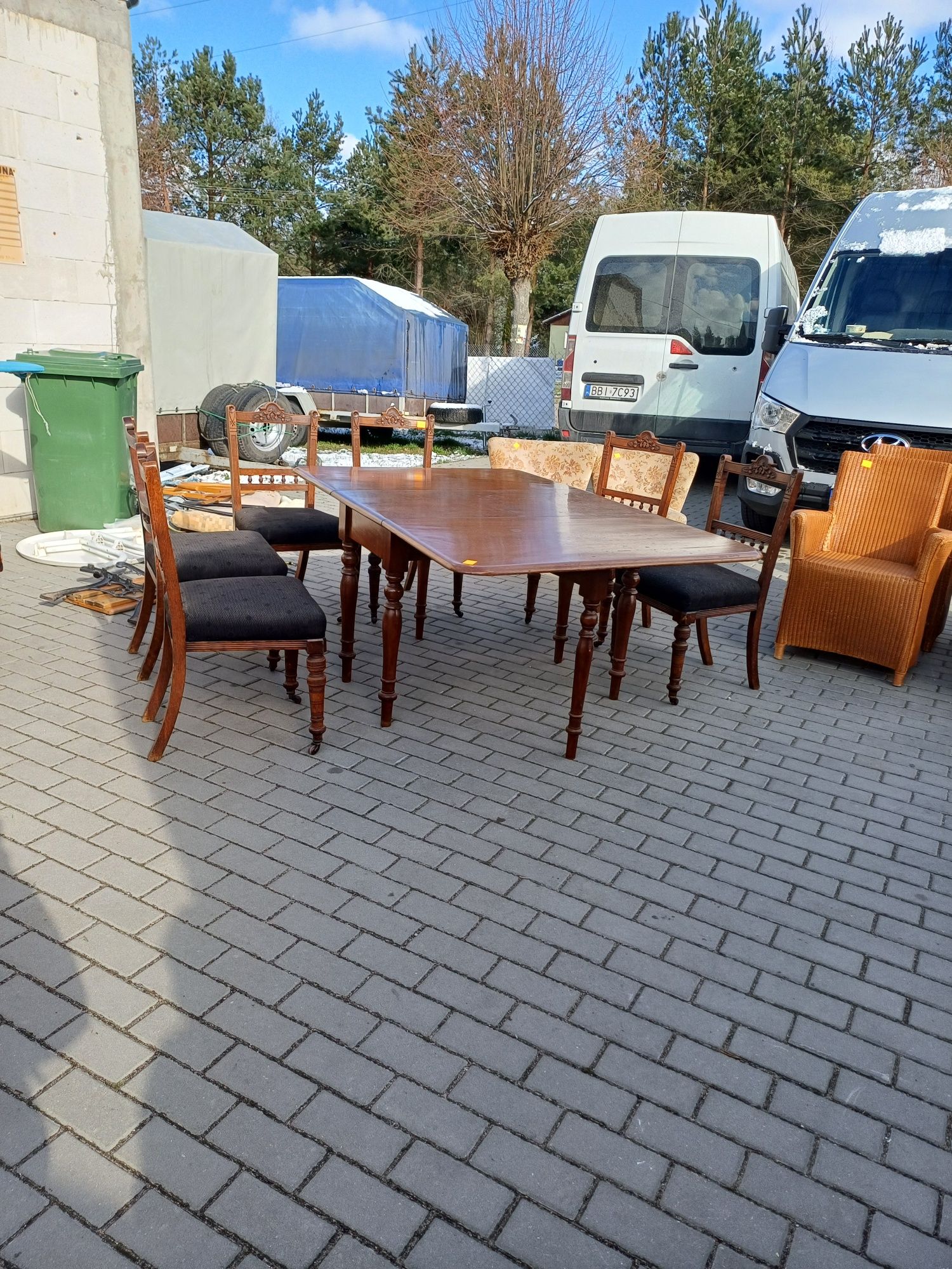 Ciekawy stół z 6 krzesłami