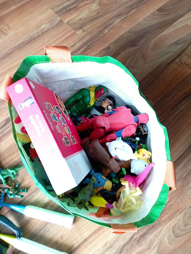 2 sacos de brinquedos variados