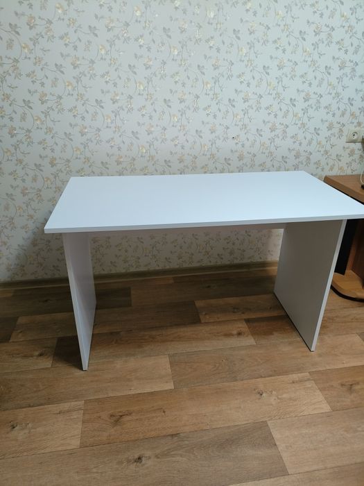 Стол белый компьютерный