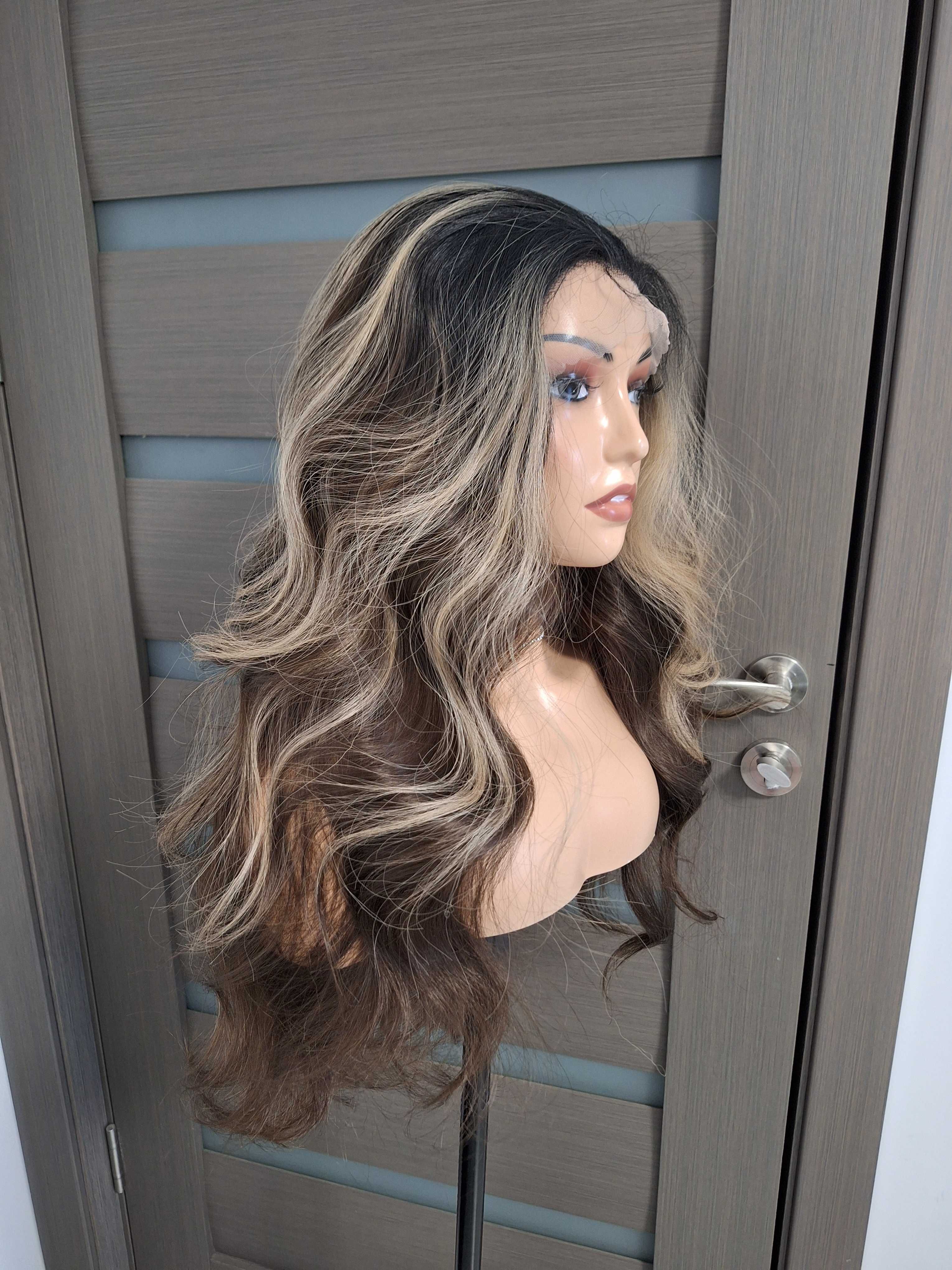 Peruca longa cacheada com renda