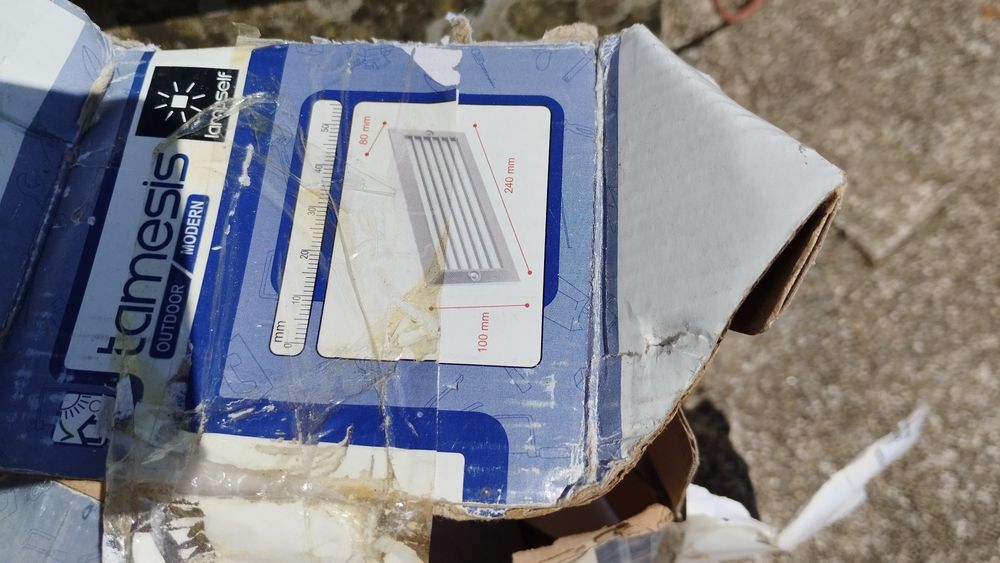 Luminária de parede não foi usada