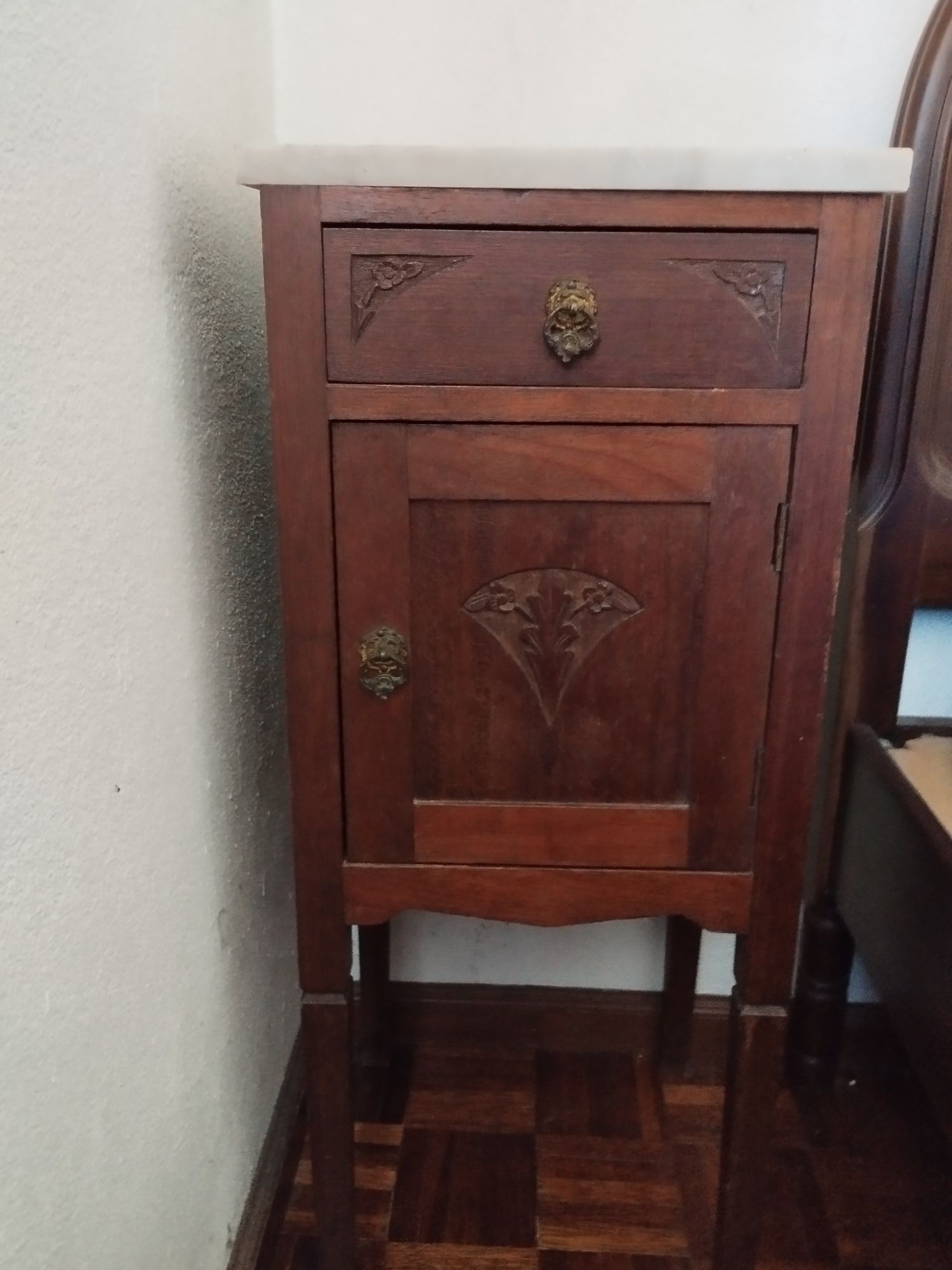 Mesa cabeceira com tampo em mármore
