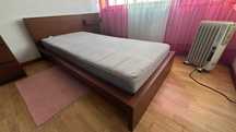 Cama individual com colchão, estrado e mesinha de cabeceira
