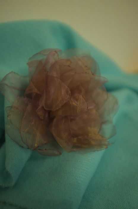 perłowa złota holograficzna połyskliwa broszka kwiat kotylion organza