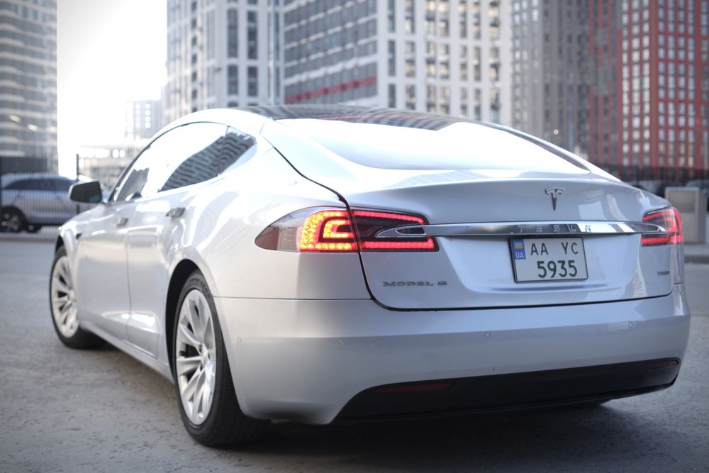 Tesla S 75D pnevmo 8 міс. 17рік