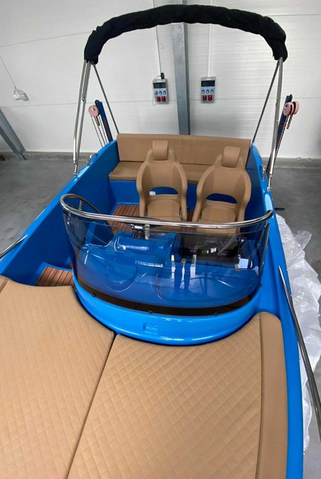 M560 Sundeck łódź motorowa nowa, cała niebieska, bogate wyposażenie