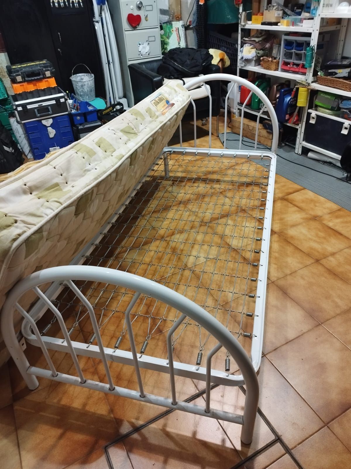 Vendo cama com colchão