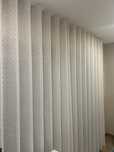 Cortinas brancas com pontos rosa, roxo, verde