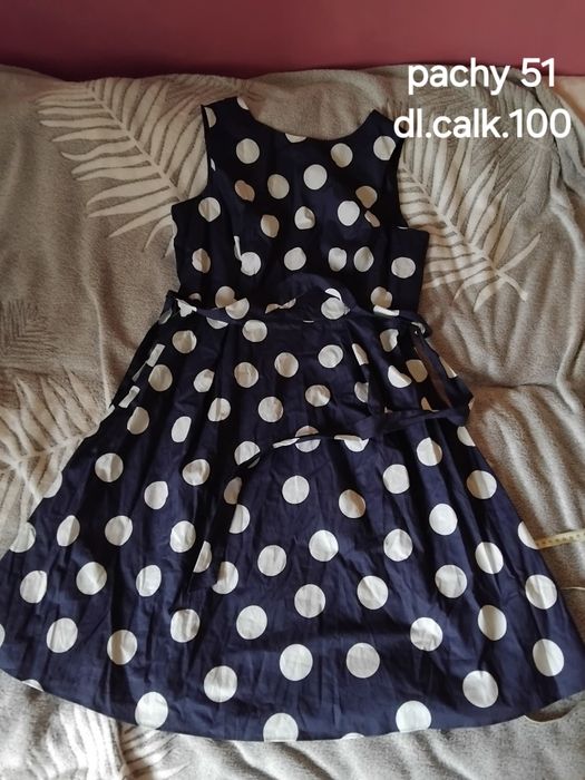 Granatowa sukienka w groszki