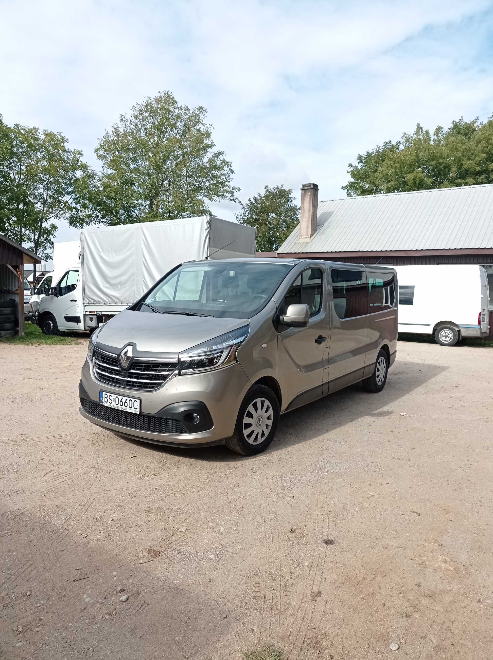 Wynajem busa - Renault trafic 9-cio osobowy