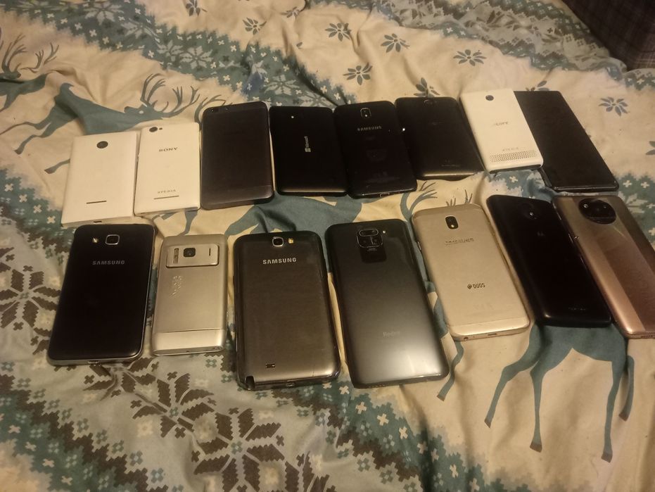 Sprzedam 30 telefonów plus baterie ładowarki etui sluchawki