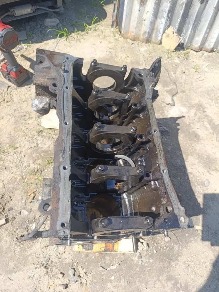 Блок циліндрів двигуна 2.2 Dci Nissan X-trail t30 Almera Primera