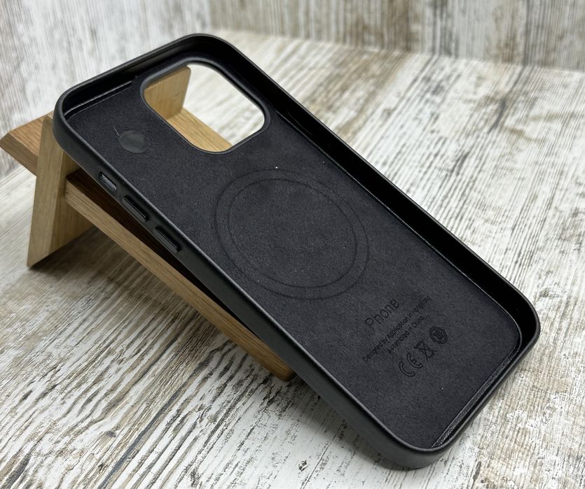 Чехол кожа Leather Case MagSafe на iPhone 13 Pro. Анимация