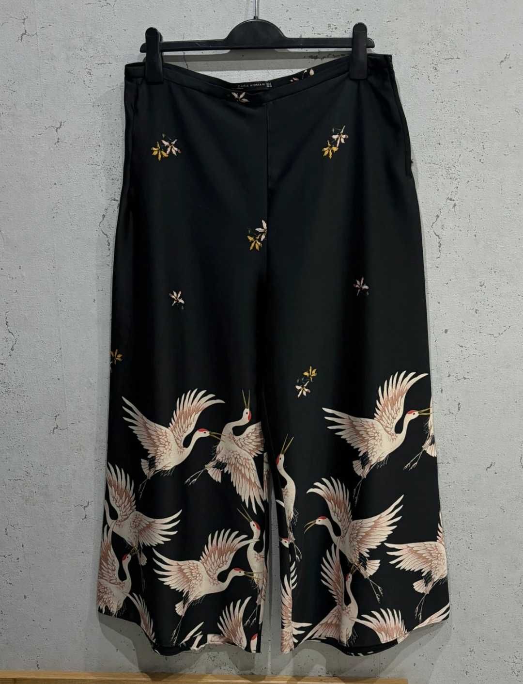 Zara czarne spodnie z szerokimi nogawkami i motywem żurawia XL