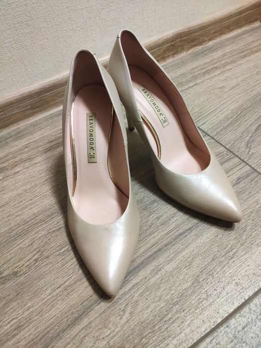 Шкіряні нюдові весільні туфлі