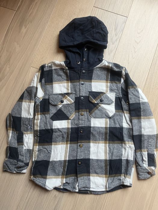 Dżinsowe joggery i koszula z kapturem