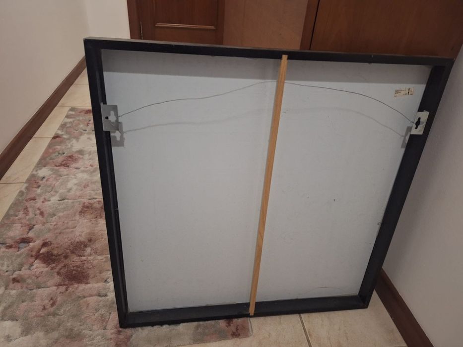 Espelho com moldura preta de madeira em bom estado