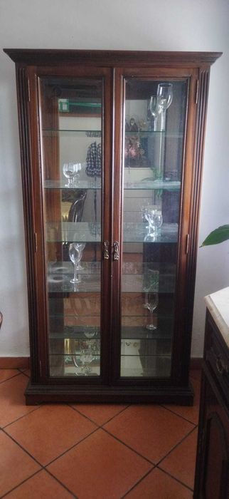 Cristaleira em bom estado