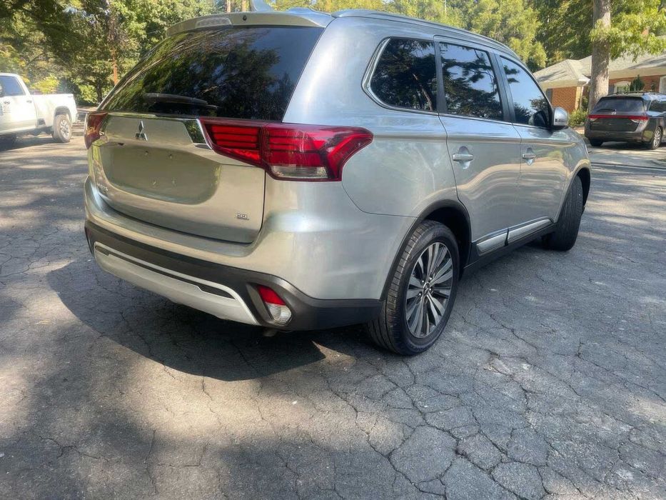 Mitsubishi Outlander LE      2020