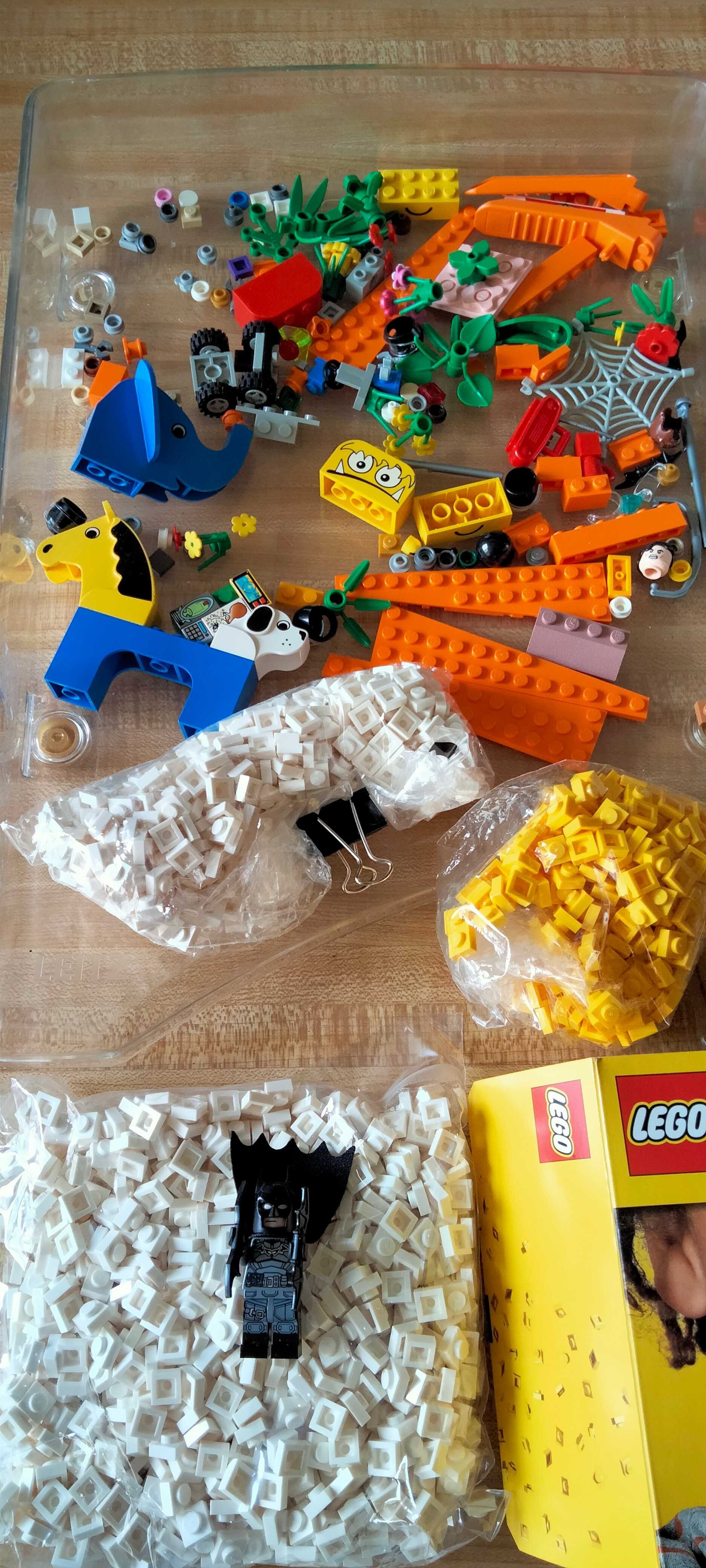 Legos e brinquedos diversos