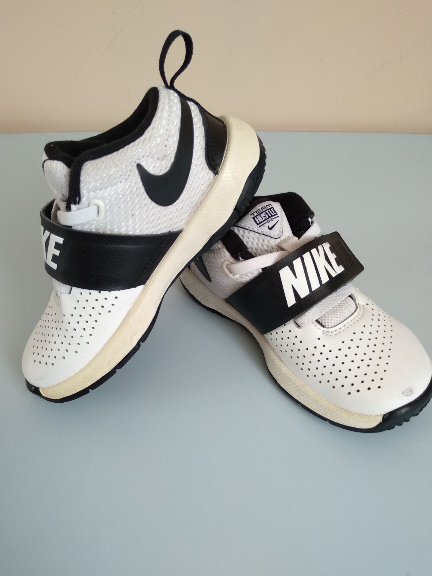 Buciki skórzane chłopięce firmy Nike rozmiar 26