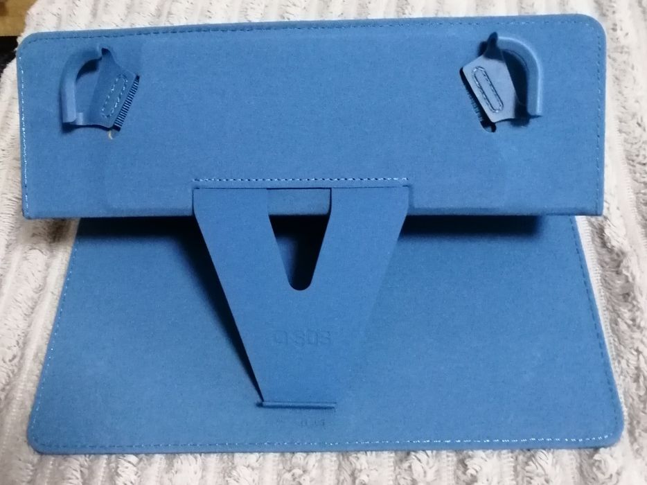 Продам универсальный чехол для планшета. Новый