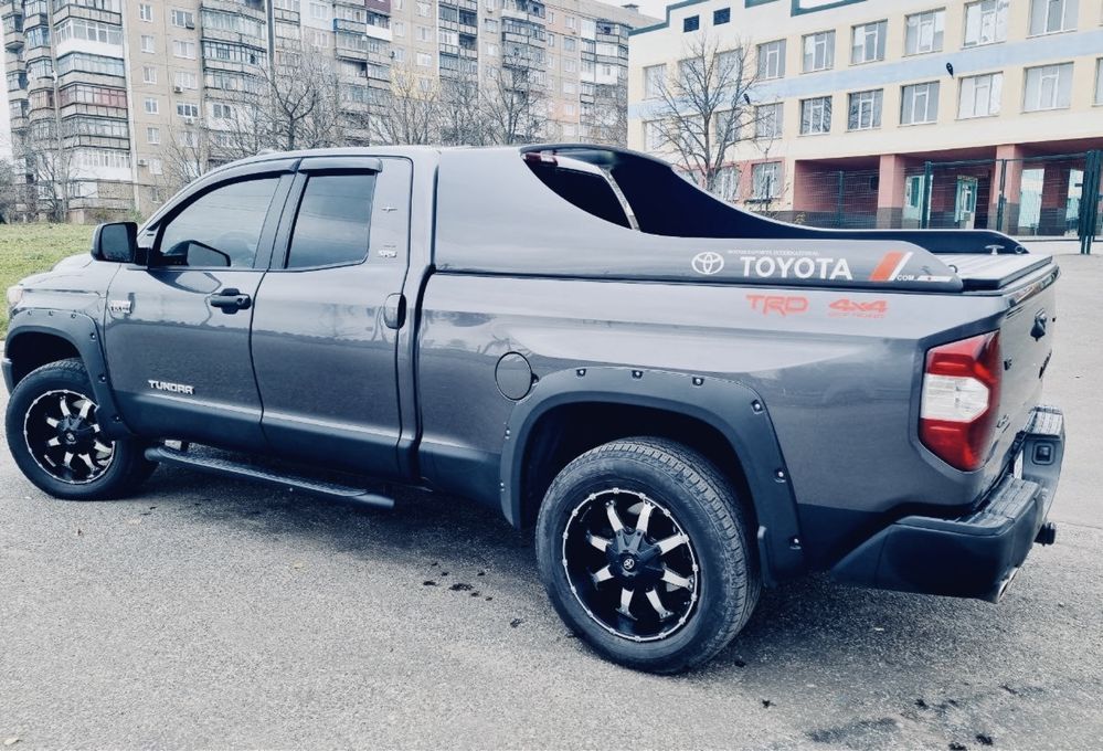 Toyota TUNDRA 2017