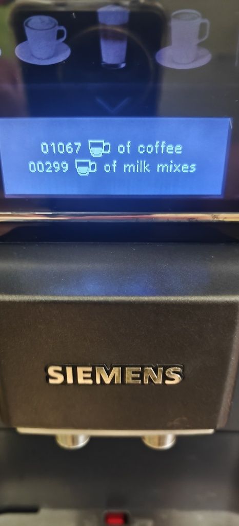 Siemens EQ.6 Plus S400 – niski przebieg, po serwisie + termos na mleko