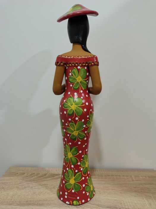 Boneca de barro pintada a mão