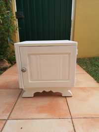 Mesa cabeceira madeira. Pintada branco