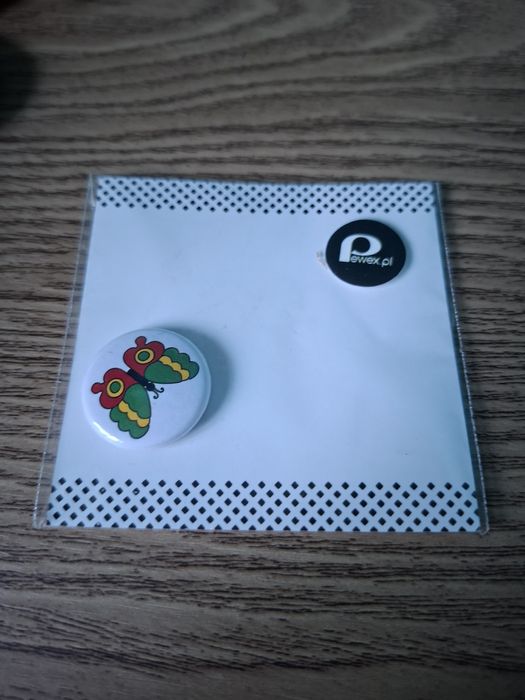 Okrągła przypinka Pewex kolorowy motyl