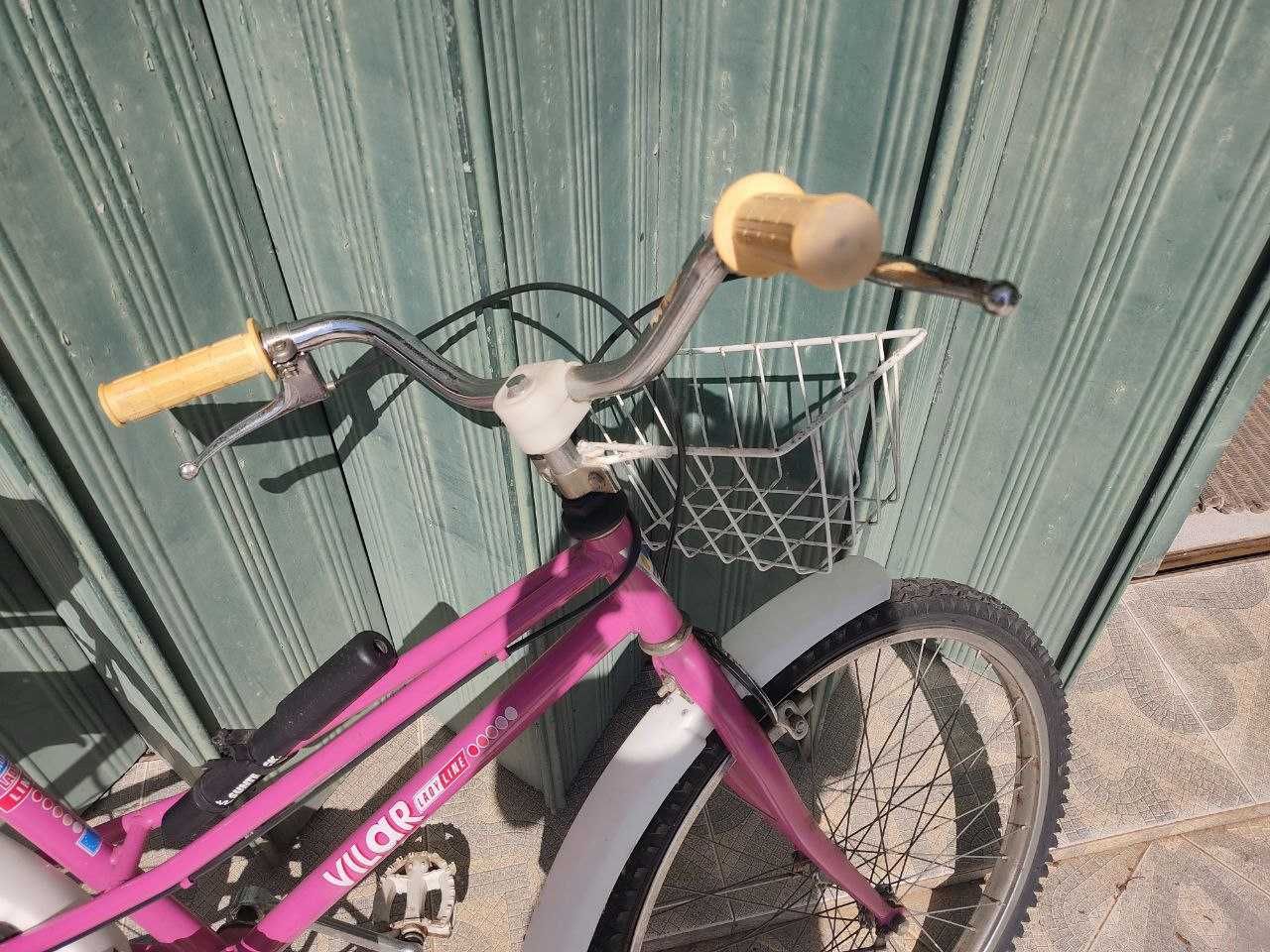 Bicicleta de cidade com cesto em muito bom estado