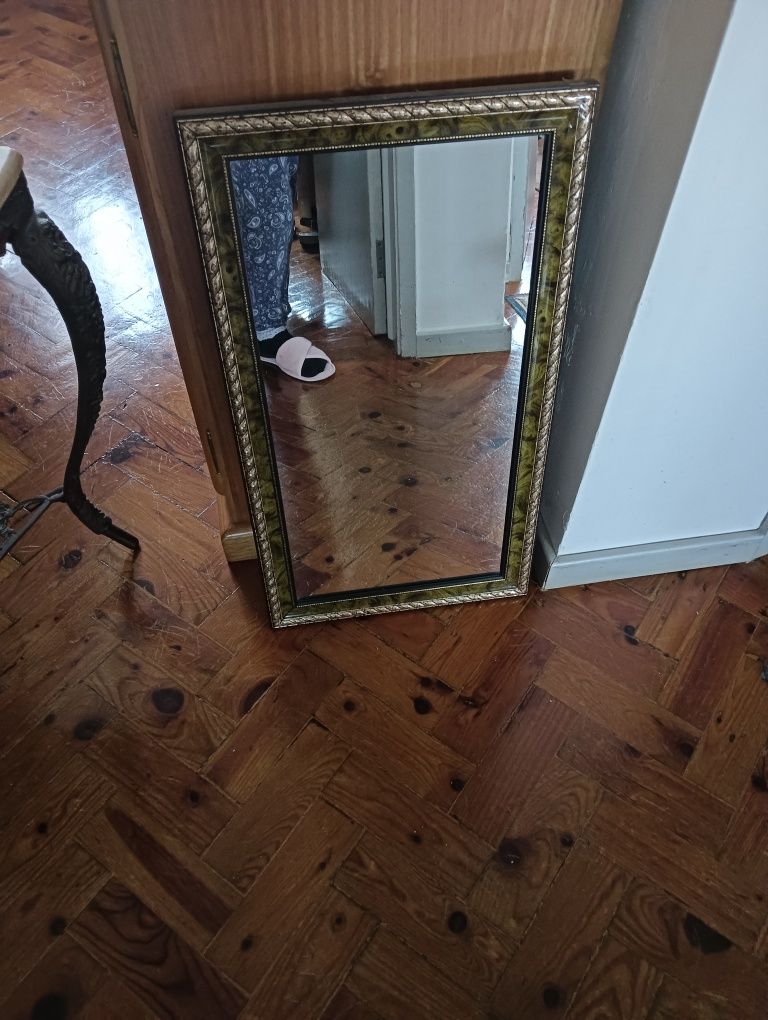 Mesa e espelho em segunda mão