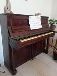 Piano clássico acústico