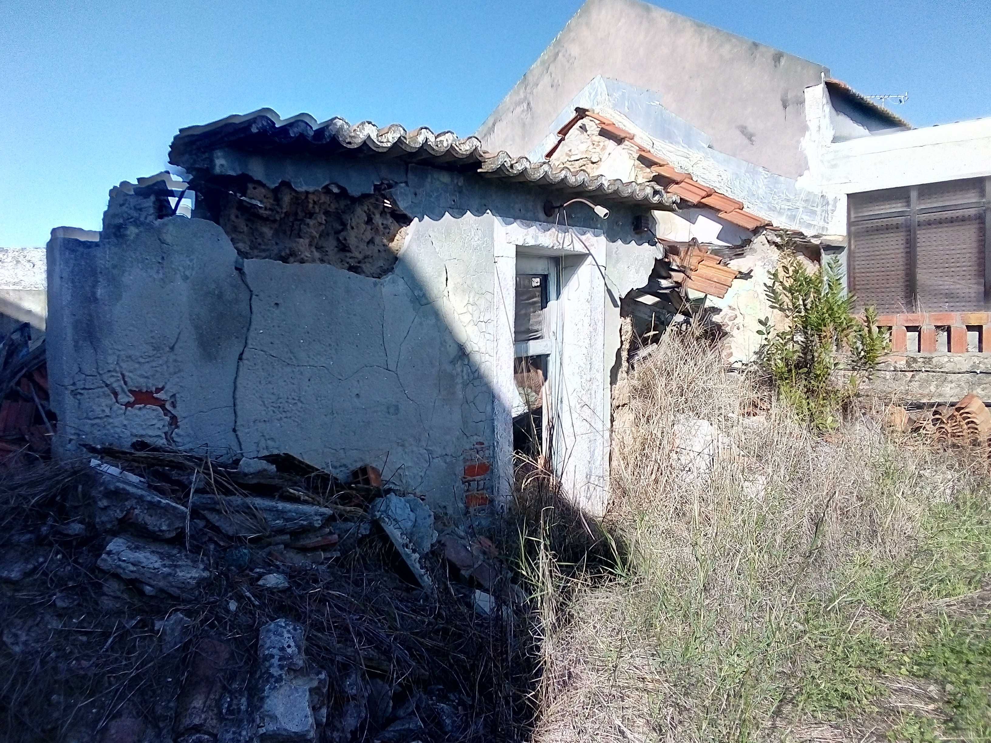 Vende-se terreno com uma construção na Moita