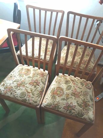 4 krzesła tapicerowane, drewniane, na sprężynach