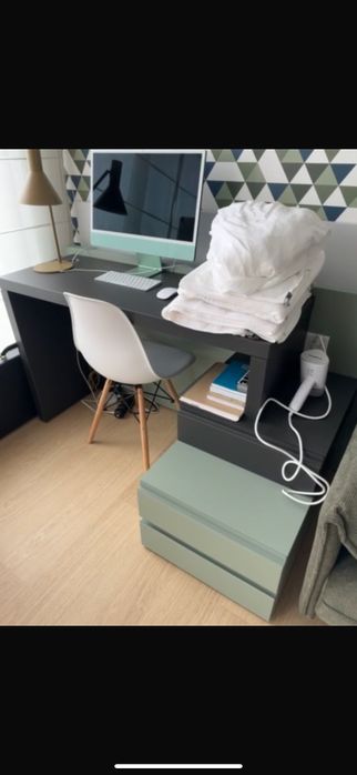 Mesa com gavetas e placa por TV